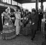 856268 Afbeelding van het bezoek van afgevaardigden van buitenlandse spoorwegdirecties aan de jubileumtentoonstelling ...